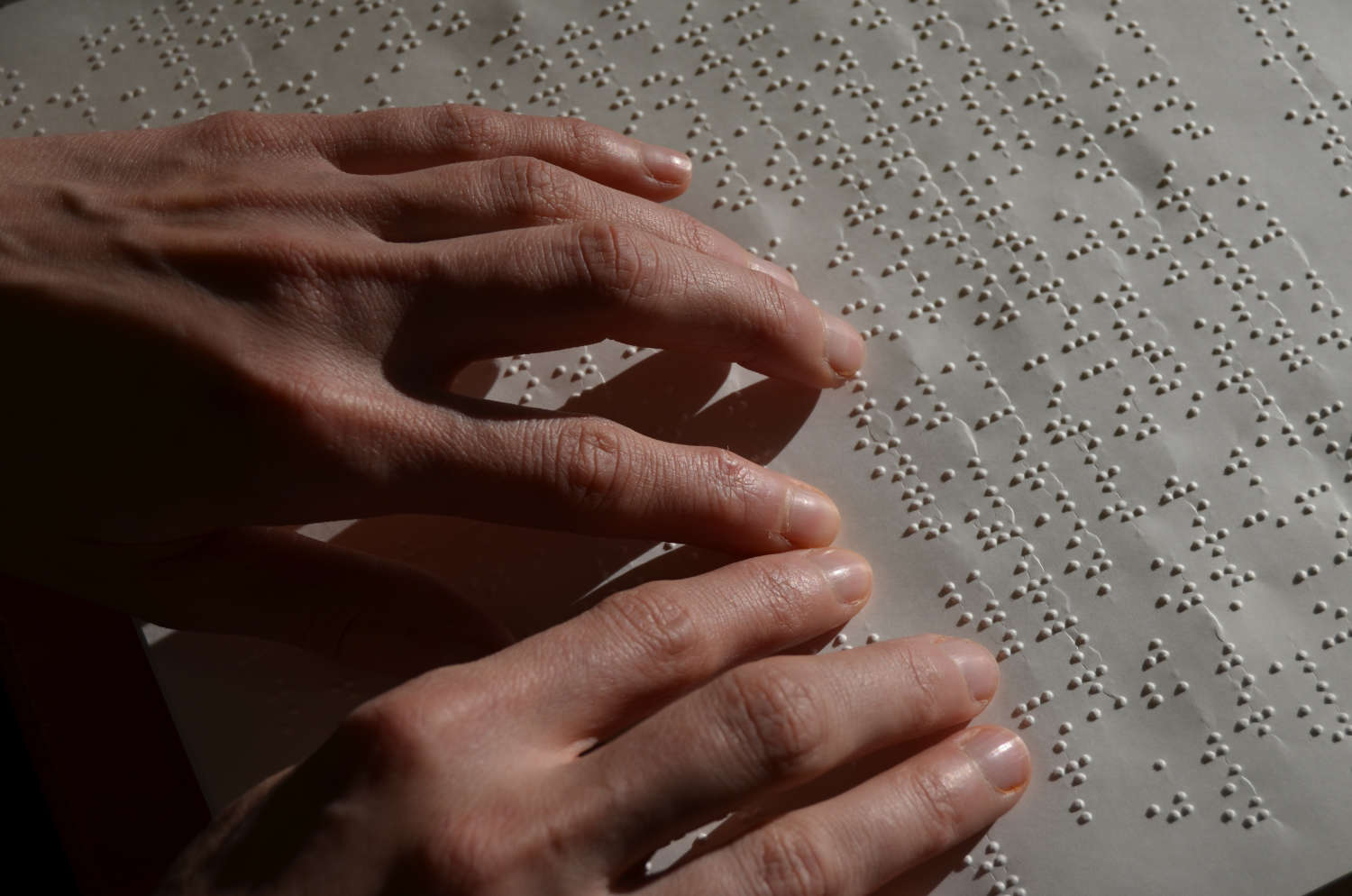 Hände lesen Brailleschrift