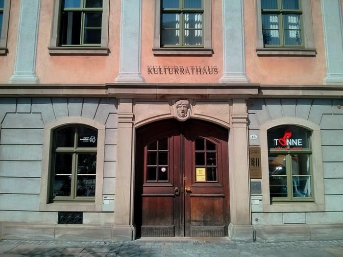 Fassade des Kulturrathaus Dresden. Perspektive von der Königsstraße.