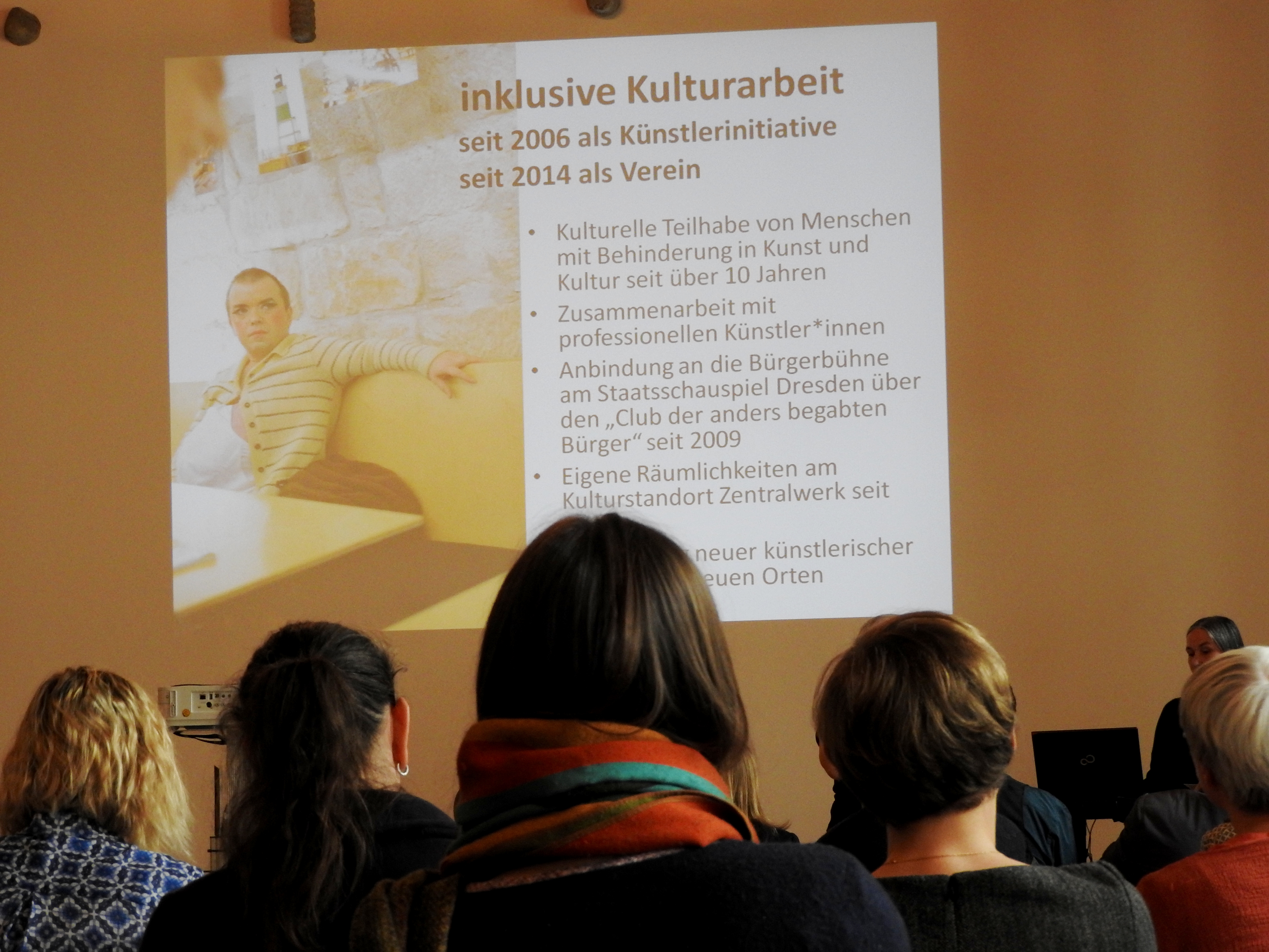 Teilnehmende schauen auf PowerPointPräsentation