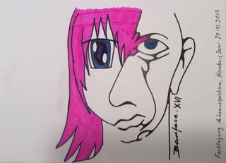 Ein mit dunklem Filzstift grob skizziertes Portrait. Die rechte Gesichtshälfte sehr minimalistisch, lediglich Auge, Mund, Nase und Ohr sind in groben Linien skizziert. Die linke Gesichtshälfte mit pinkem Haar und eckiger Sonnenbrille.