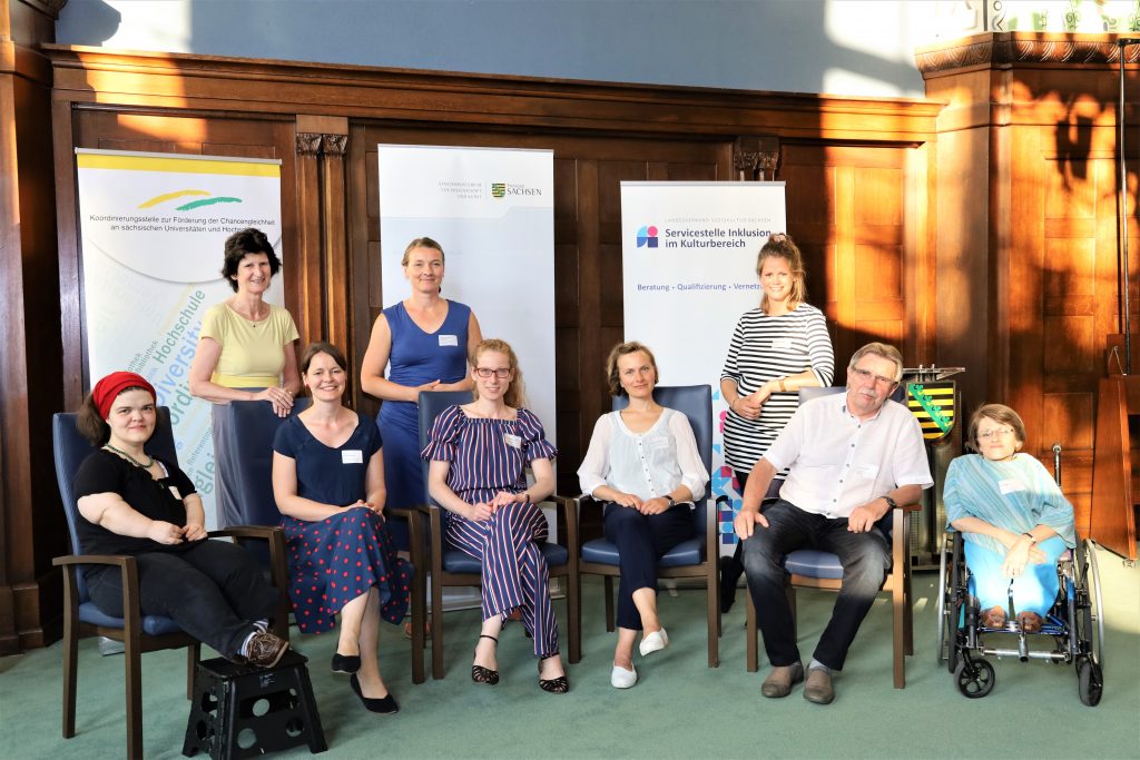 Auf dem Foto sind die ReferentInnen der Veranstaltung zu einem Gruppenfoto aufgestellt. Vorne sitzend von links nach rechts: Stefanie Dreiack, Anne-Cathrin Lessel, Helene Niggemeier,. Stephan Pöhler. Dahinter stehend von links nach rechts: Eva-Maria Stange, Johanna von der Waydbrink und Marie-Lusie Rieger.