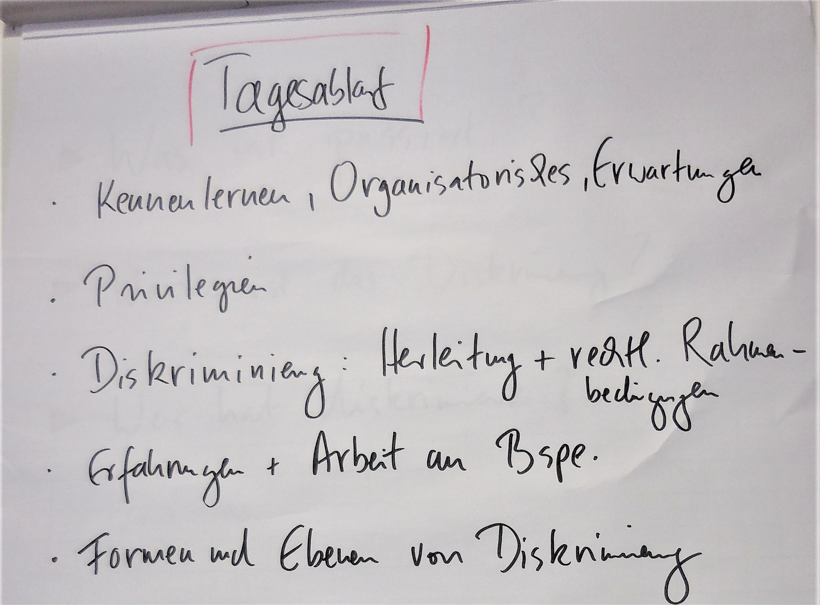 Das Foto zeigt einen Flipchart, an dem der Tagesablauf eines Workshops aufgeschrieben ist.