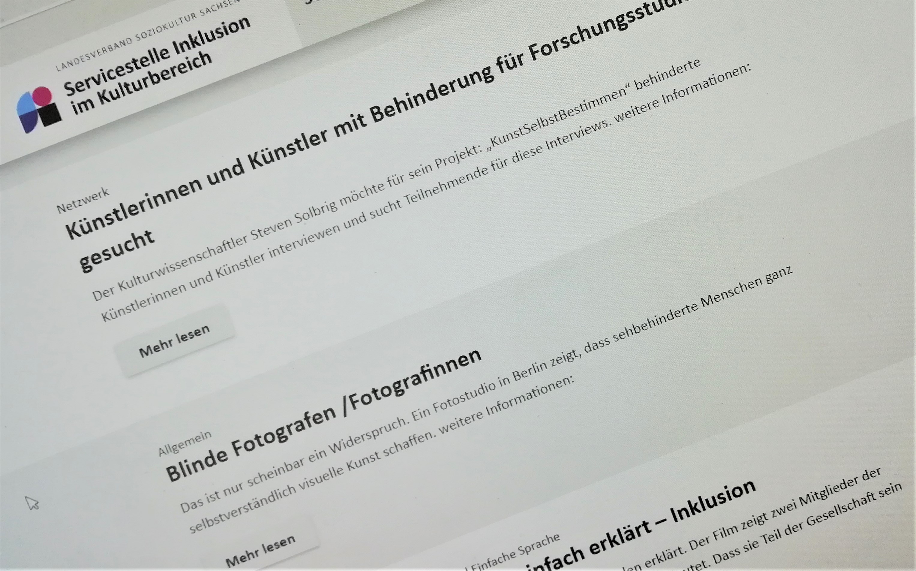 Der Newsletter der Servicestelle. Rechts oben das Logo der Servicestelle. Darunter drei Nachrichten