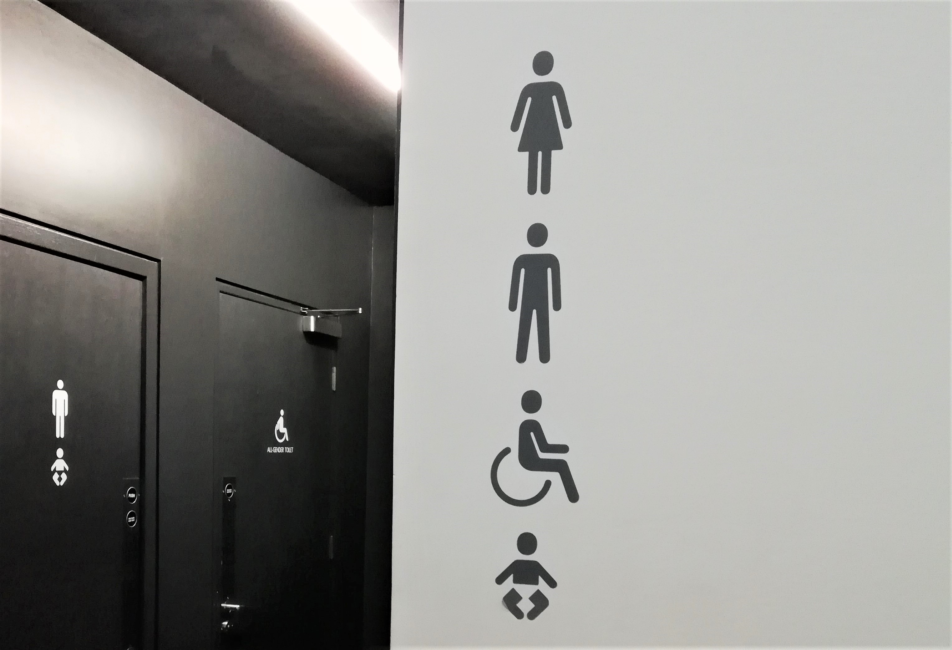 Untereinander sind die Piktogramme für Damen-, Herren-, Rollstuhlfahrer-WC und Wickelraum zu sehen.