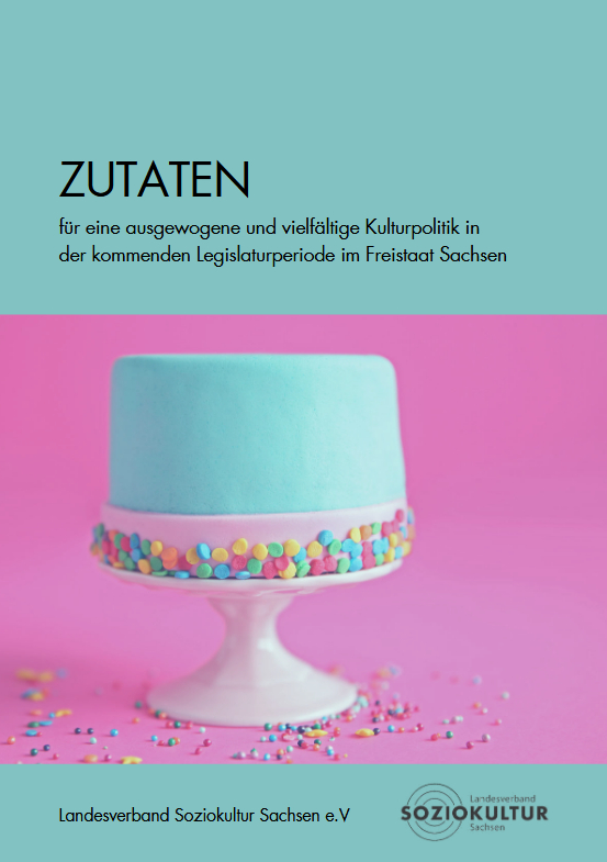 Eine Broschürentitelseite mit dem Titel „ZUTATEN für eine ausgewogene und vielfältige Kulturpolitik in der kommenden Legislaturperiode im Freistaat Sachsen“. Im unteren Teil des Bildes steht auf einem weißen Tortenständer eine hellblaue Torte mit bunten Zuckerstreuseln auf rosafarbenem Hintergrund. Unten rechts befindet sich das Logo des Landesverbandes Soziokultur Sachsen e.V.